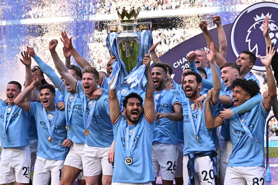 Ilkay Gundogan levanta o troféu da Premier League com o Manchester City a conquistar o título pela terceira época consecutiva