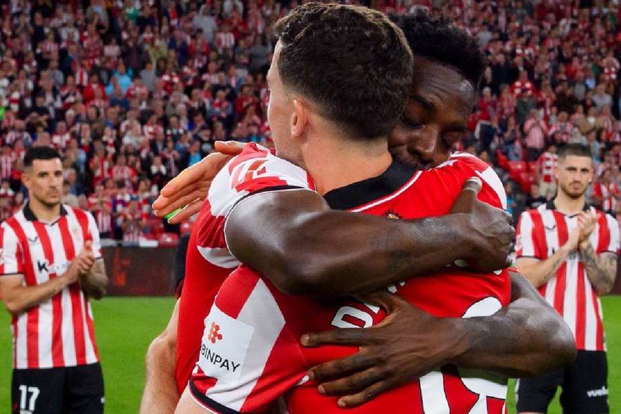 Iñaki Williams se abraza con De Marcos en la despedida de éste