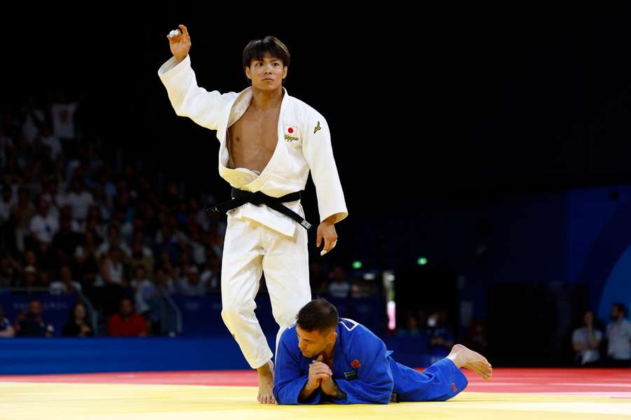 Hifumi Abe en Willian Lima in actie in de judofinale