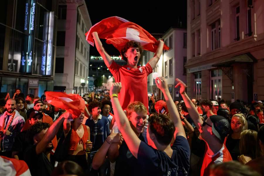 Des supporters suisses à Lausanne le 8 juillet. Des supporters suisses à Lausanne le 8 juillet.