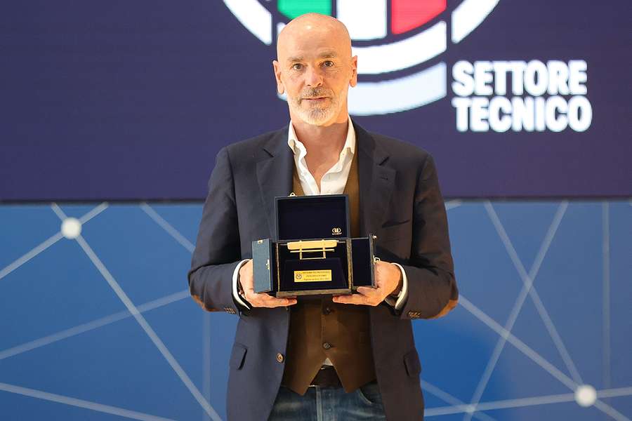 Stefano Pioli foi distinguido com o prémio de melhor treinador da edição do ano passado da Série A