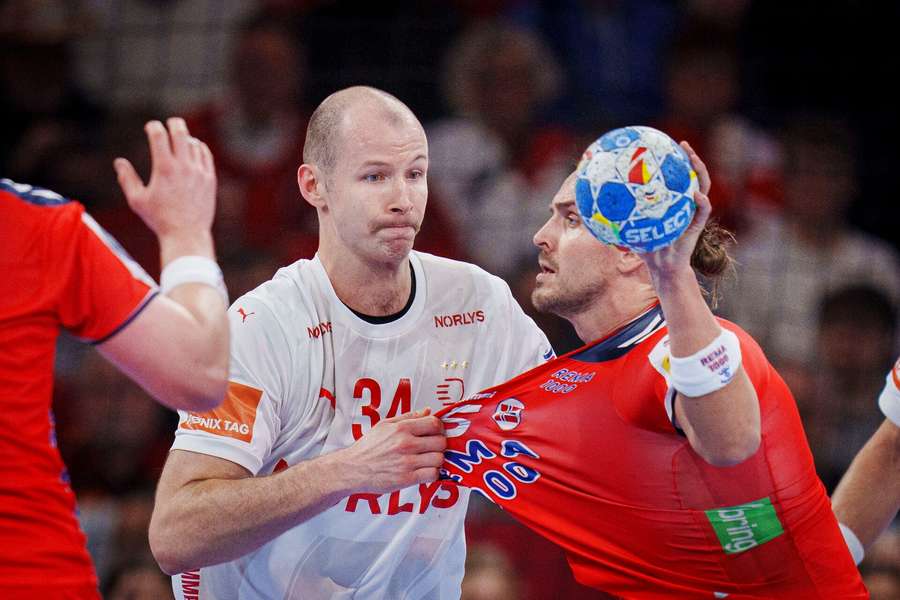 Danmarks Simon Hald og Norges Kent Robin Tønnesen under EM mellem Danmark - Norge i Barclay Arena i Hamburg,