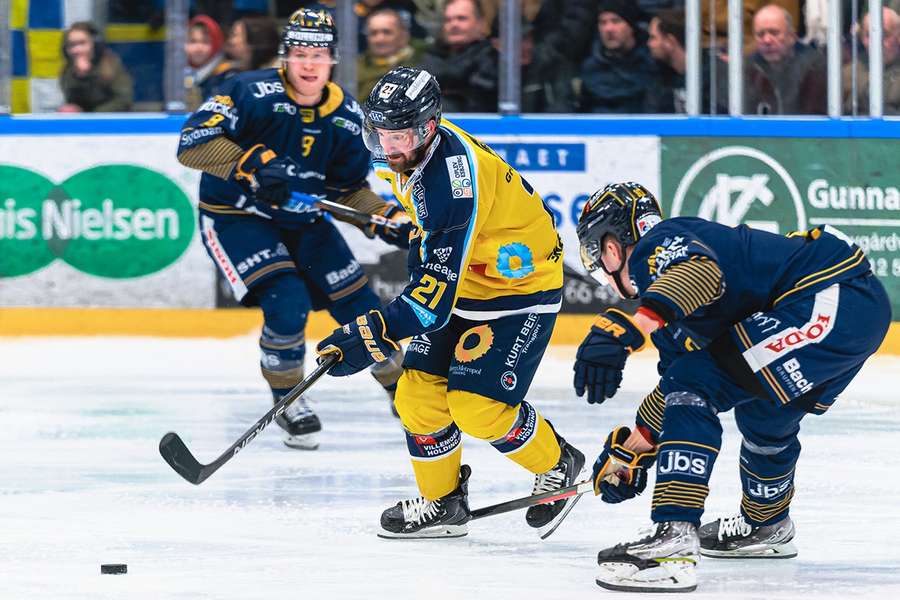 Cam Brown i Esbjerg-trøjen mod sine nye holdkammerater