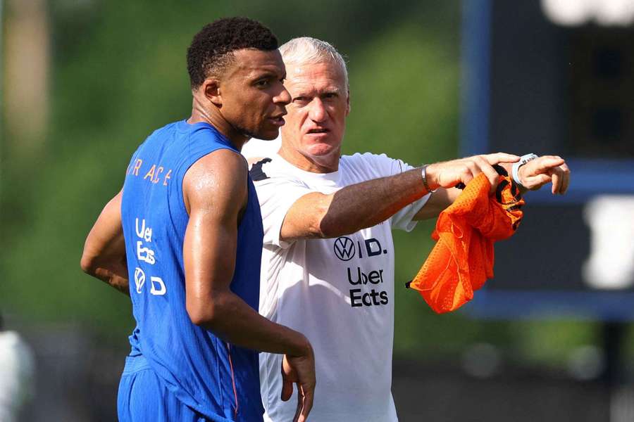 O selecionador francês Didier Deschamps e Kylian Mbappé durante o treino O selecionador francês Didier Deschamps e Kylian Mbappé durante o treino