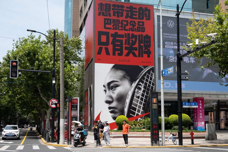 Qinwen Zheng sur une façade à Shanghaï