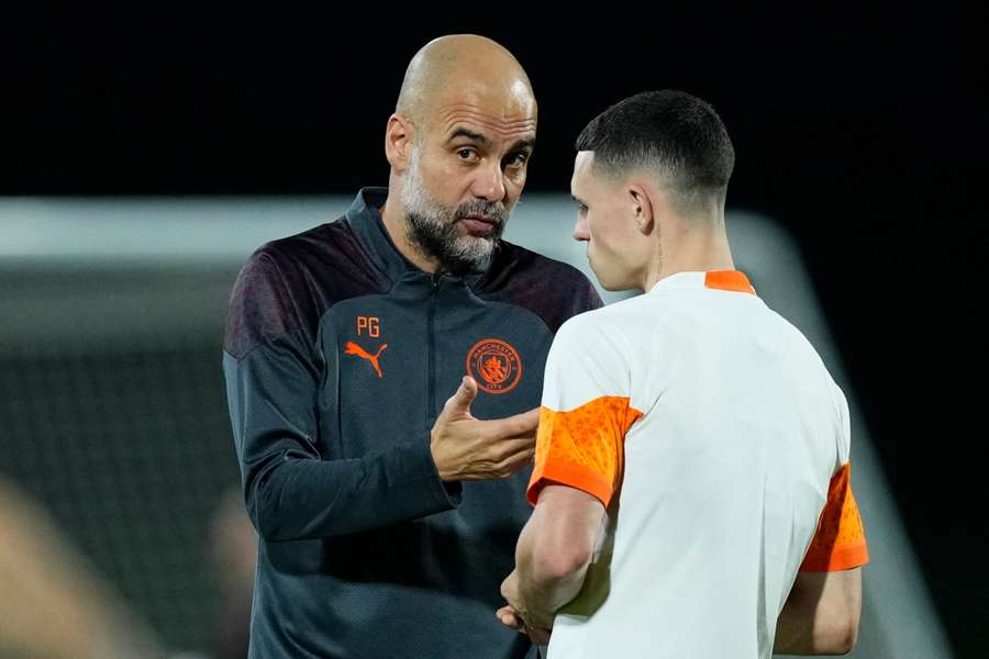 Guardiola conversa com Foden em treino antes da semifinal