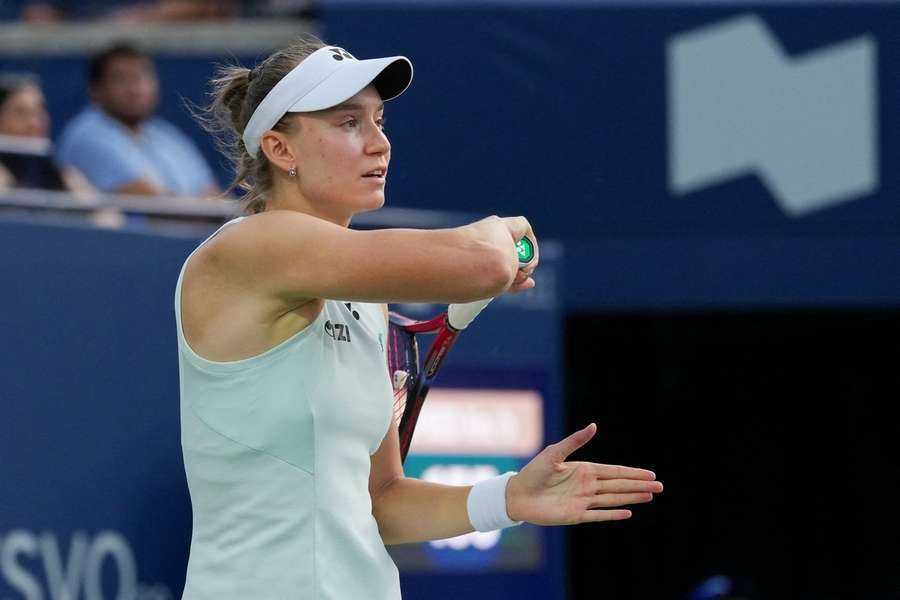 Rybakinová bojuje před US Open se zraněním. Rybakinová bojuje před US Open se zraněním.