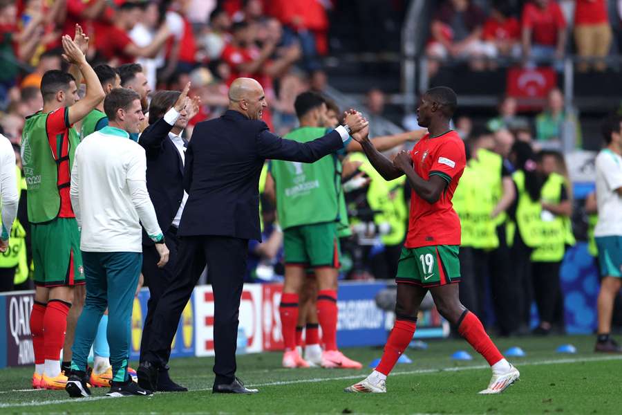 Roberto Martínez saluda a Nuno Mendes en la Euro 2024 Roberto Martínez saluda a Nuno Mendes en la Euro 2024