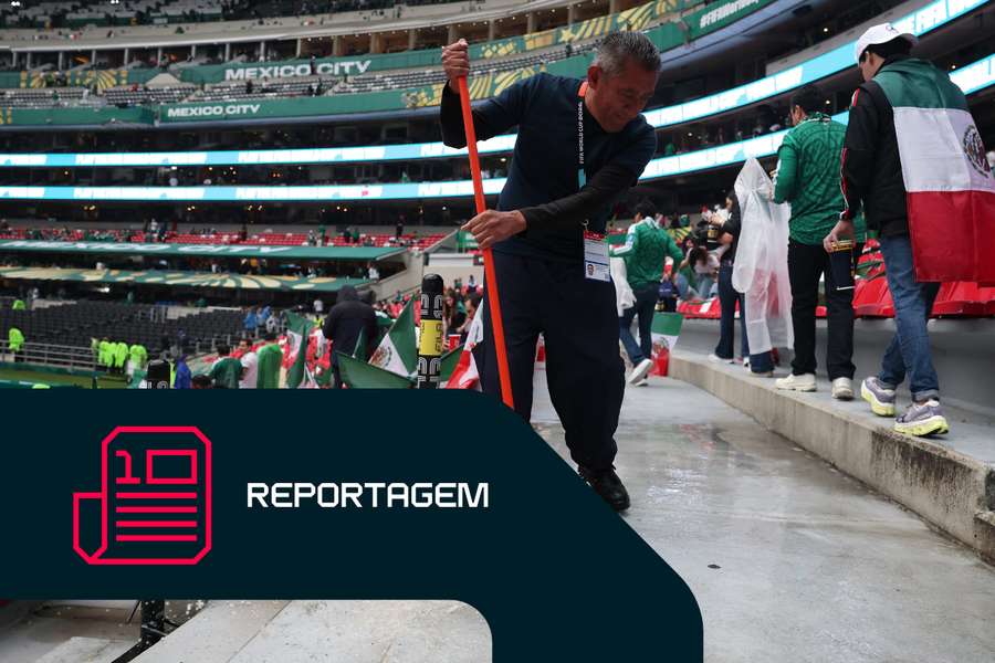 Um funcionário varre a água dentro do Estádio Azteca no dia do jogo Um funcionário varre a água dentro do Estádio Azteca no dia do jogo