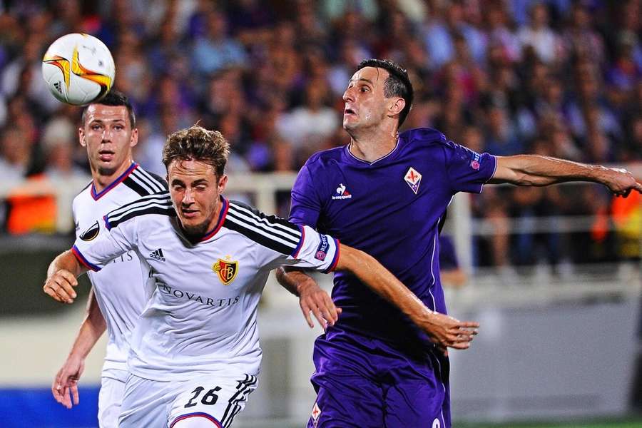 Fiorentina's Nikola Kalinic in duel met Basel's Daniel Hoegh tijdens de Europa League groep I wedstrijd op 17 september 2015