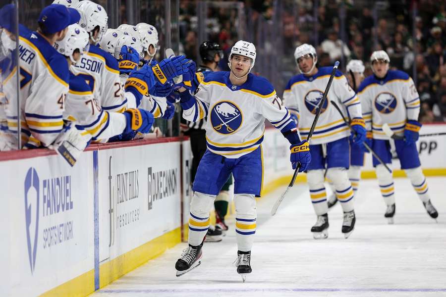 NHL: JJ Peterka lässt sich für seinen Treffer im Spiel gegen die Minnesota Wild beglückwünschen.