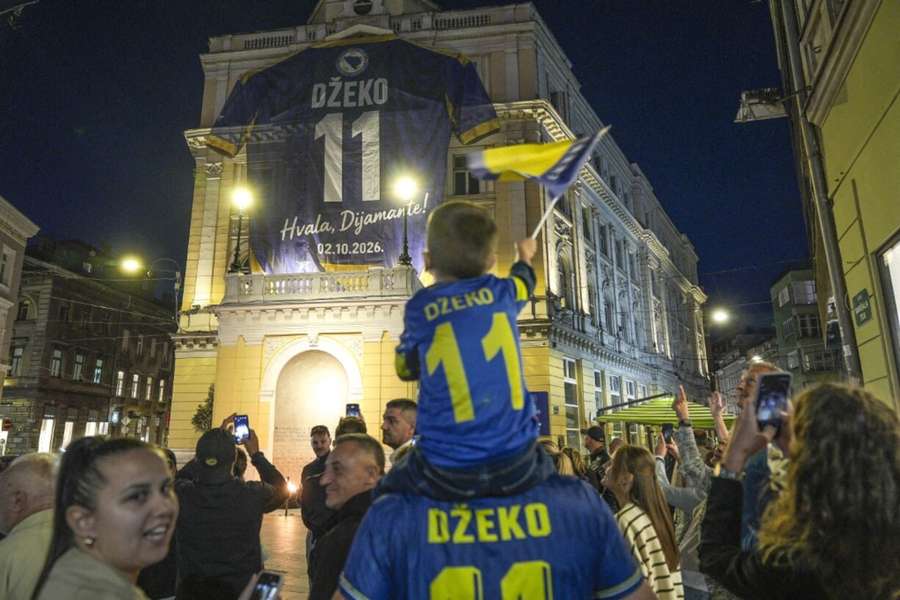 Das XXL-Trikot von Dzeko hang in der Hauptstadt Sarajevo Das XXL-Trikot von Dzeko hang in der Hauptstadt Sarajevo