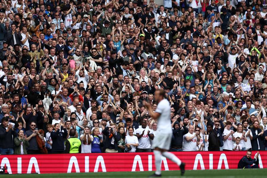 Harry Kane applaude la curva del Tottenham