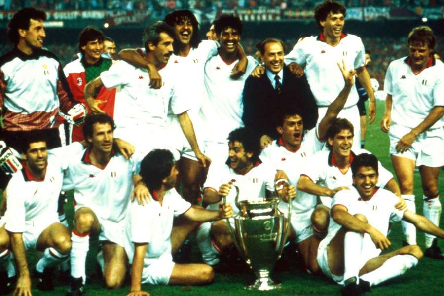 Le Milan de Silvio Berlusconi remporte sa première Coupe de la Ligue des champions.