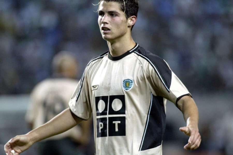 Cristiano Ronaldo em 2003, com o equipamento alternativo do Sporting