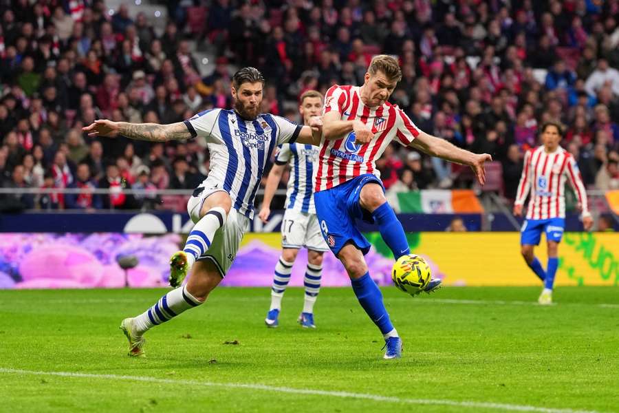 Sorloth remata ante Caleta-Car en el Atlético de Madrid-Real Sociedad