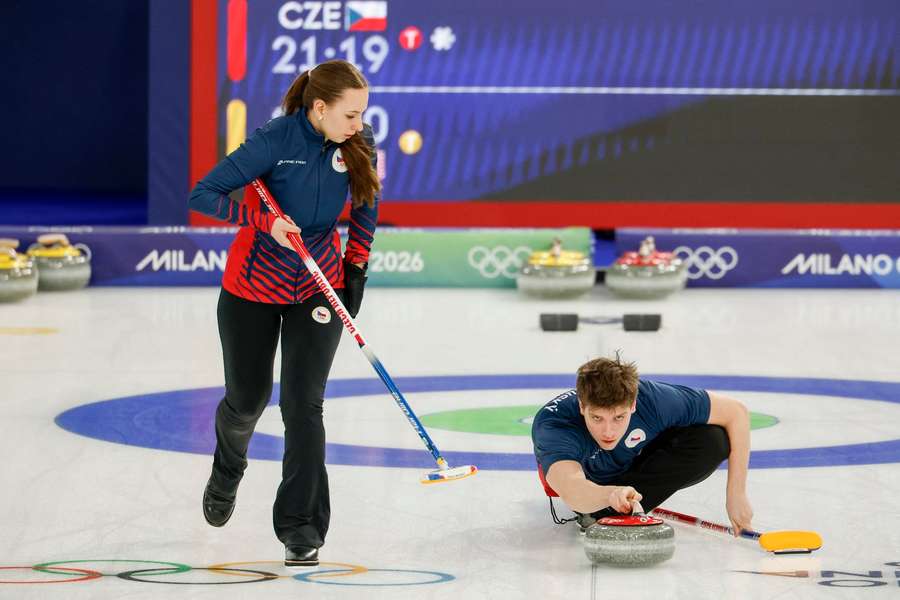 Curleři Julie Zelingrová a Vít Chabičovský mají na ZOH první výhru.