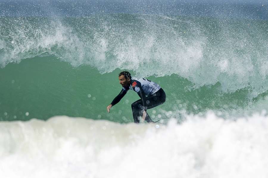 Supertubos espera até às 11:45 para arranque da competição de surf