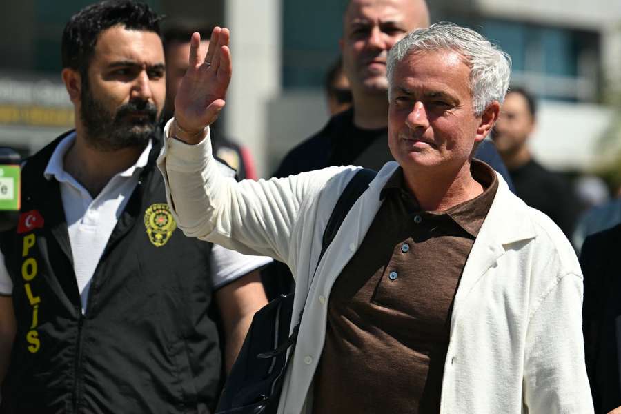 Mourinho à chegada ao aeroporto de Istambul