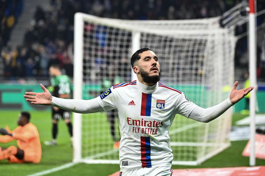 Rayan Cherki celebra un gol con el Lyon en la Ligue 1.