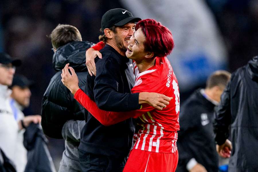 Freiburg-Trainer Julian Schuster (l.) feiert mit Siegtotschütze Keisuke Goto. Freiburg-Trainer Julian Schuster (l.) feiert mit Siegtotschütze Keisuke Goto.