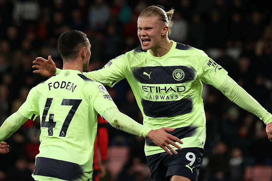 Erling Haaland jubler med Phil Foden over at have scoret mod Bournemouth