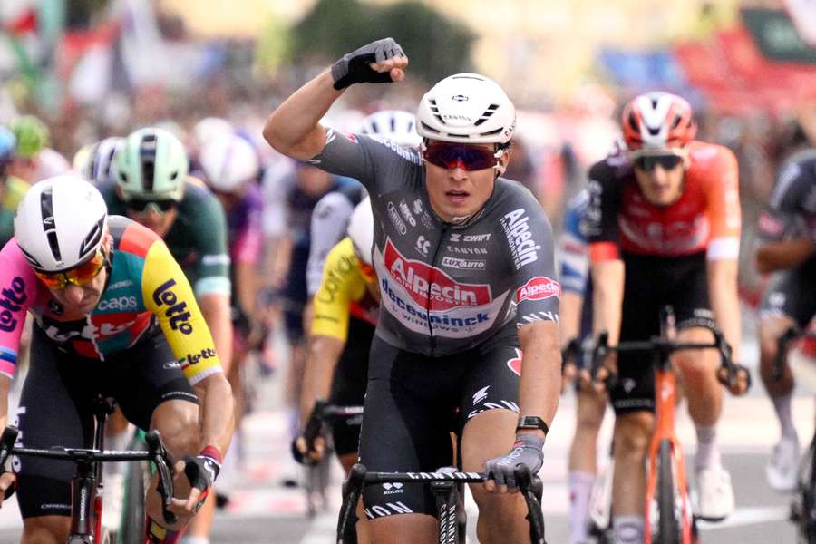 Jasper Philipsen celebra