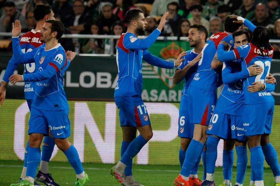 Los jugadores del Atleti celebran uno de sus cinco goles ante el Betis