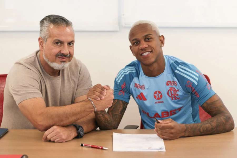 José Boto e Wallace Yan na assinatura do reajuste salarial do atacante