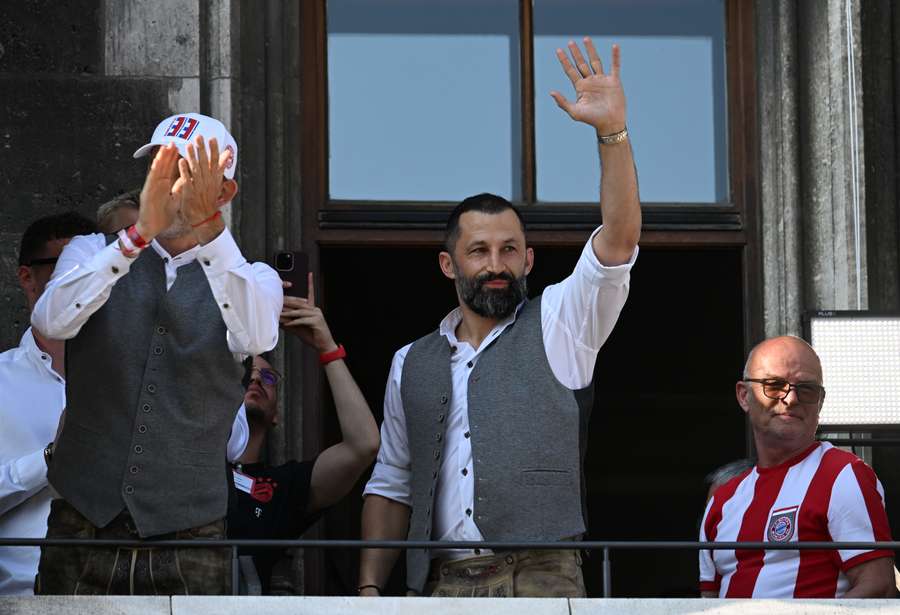 Antigo diretor desportivo Hasan Salihamidzic festeja a conquista do título pelo Bayern