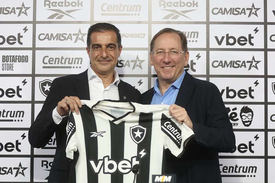 Renato Paiva volta ao Brasil após dois anos para assumir o comando do Botafogo
