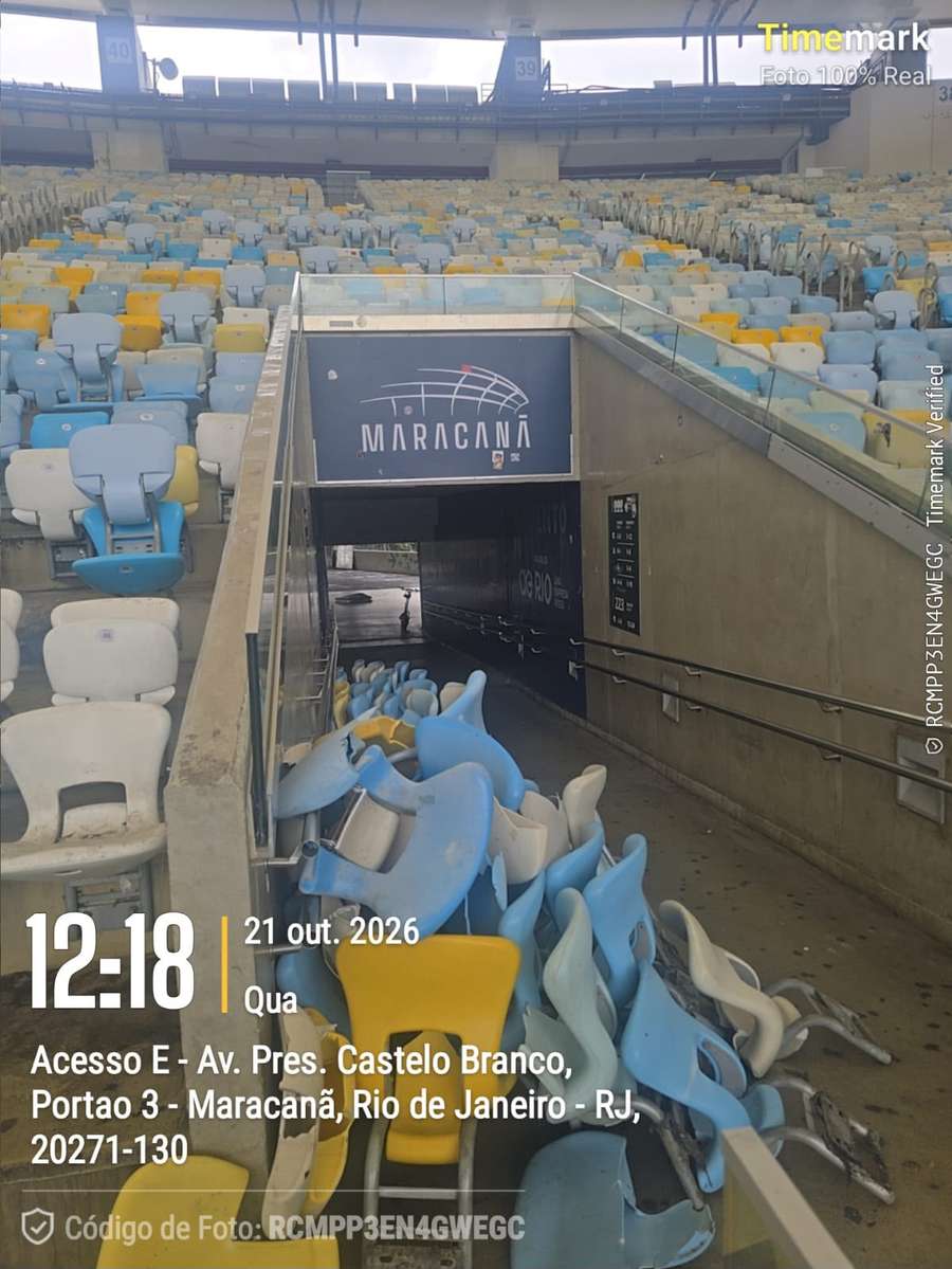 Cadeiras destruídas no Maracanã