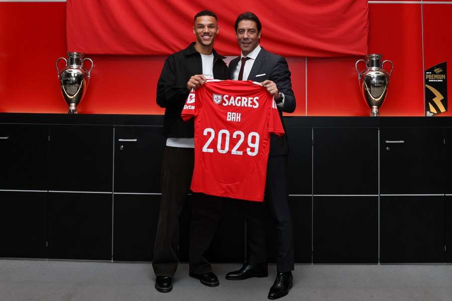 Alexander Bah com Rui Costa após a renovação