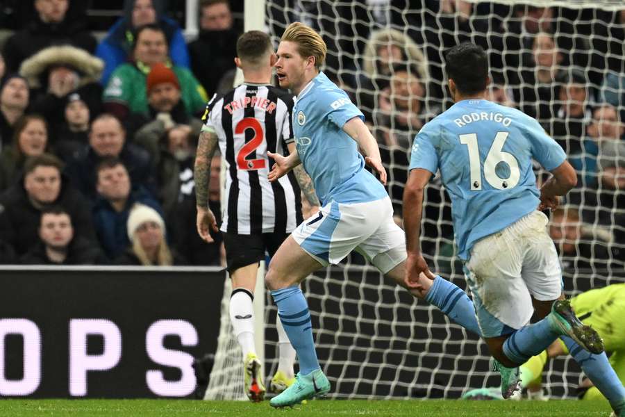 Manchester City's Belgian midfielder #17 Kevin De Bruyne (C) celebrates after scoring their second goal against Newcastle