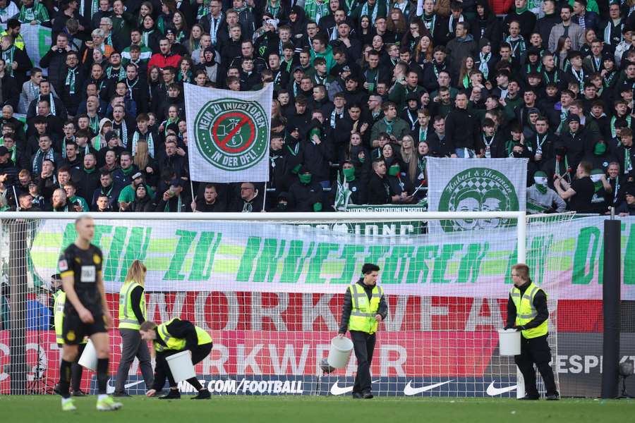 Adeptos protestaram contra um projeto de investimento na DFL durante o jogo entre o Wolfsburgo e o Borussia Dortmund
