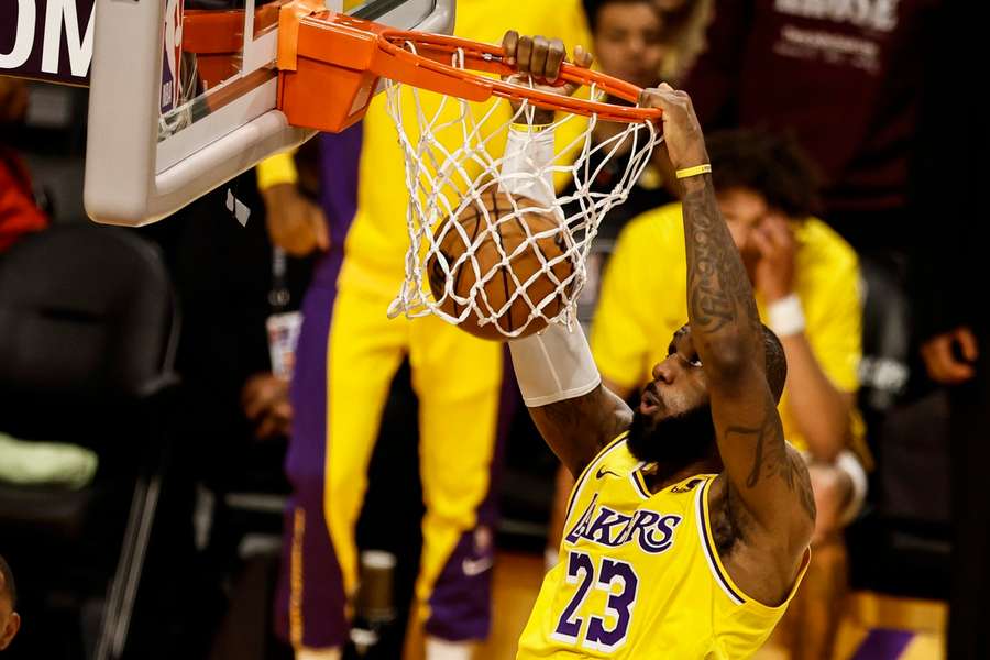 LeBron James und die Los Angeles Lakers feierten einen Sieg über die Phoenix Suns.