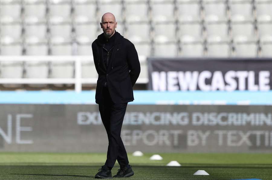 Erik ten Hag no St James' Park no domingo