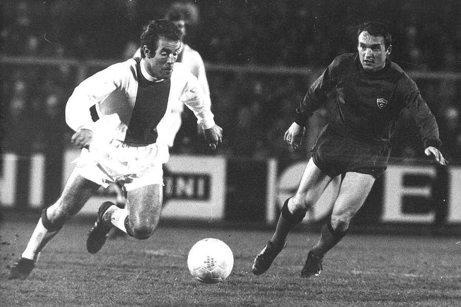 Bennie Muller (links) in 1969 actie tijdens Ajax-Spartak Trnava, in de halve finale van de Europacup voor landskampioenen