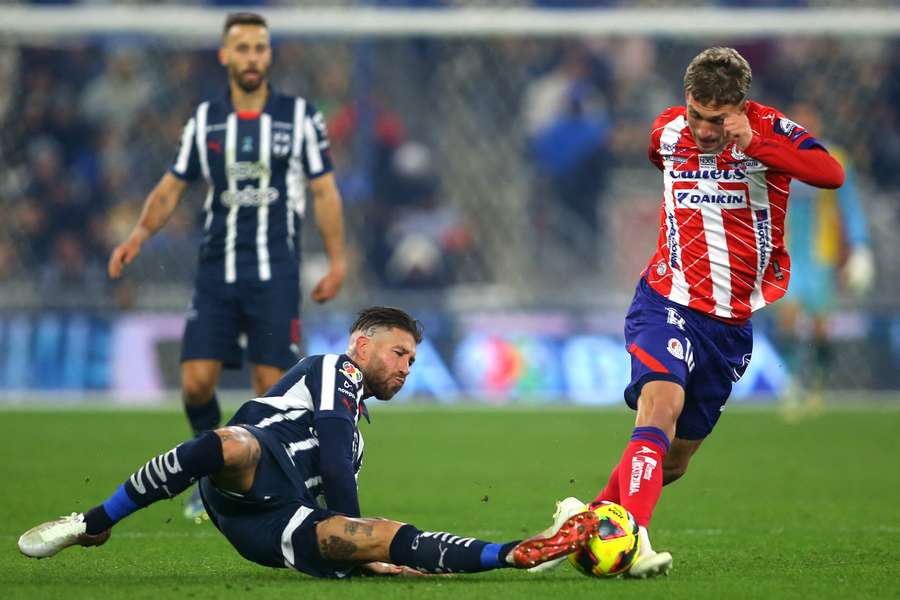 Sergio Ramos corta una jugada.