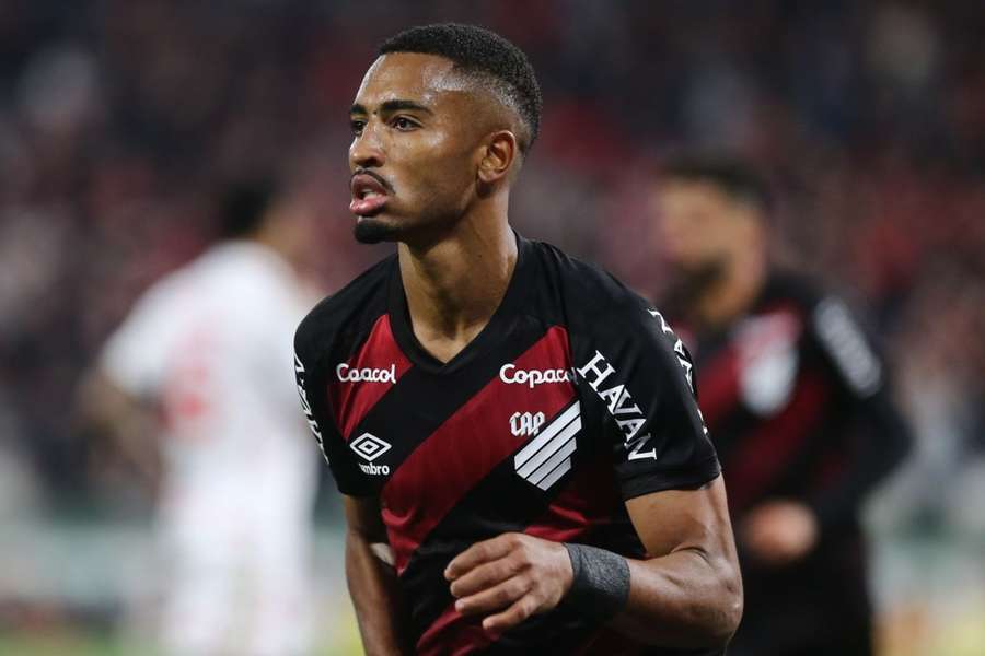 Leozinho fez gol em Athletico-PR 2x0 Internacional