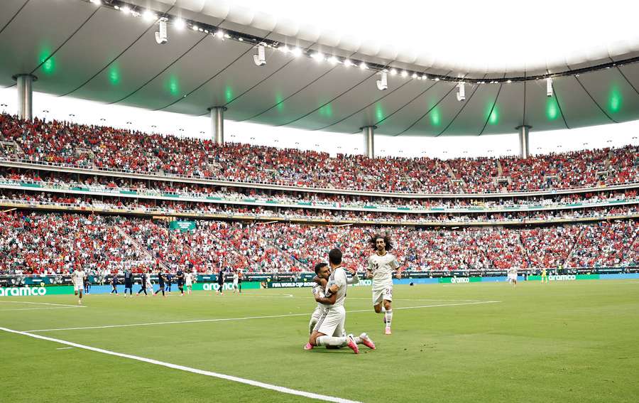 Alex Baena celebra con sus compañeros
