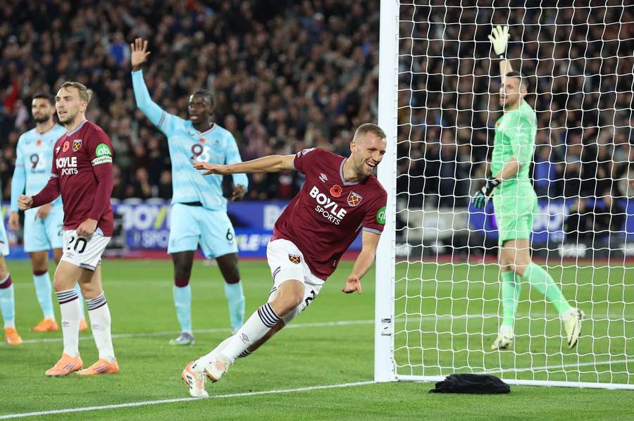 Radost Tomáše Součka po trefě proti Burnley Radost Tomáše Součka po trefě proti Burnley
