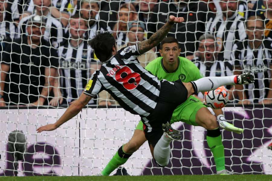 Sandro Tonali z golem w debiucie, Newcastle pokonuje Aston Villę z Matty'm Cashem 5:1