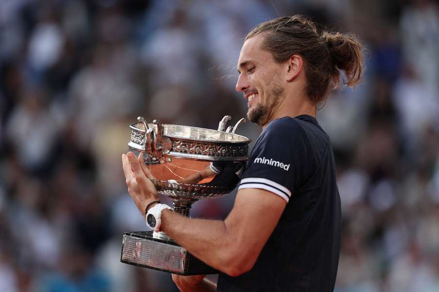 Zverev mit der French-Open-Trophäe Zverev mit der French-Open-Trophäe