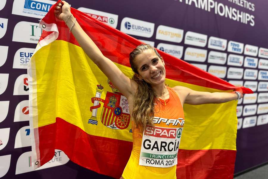 Marta García celebra su medalla con la bandera nacional