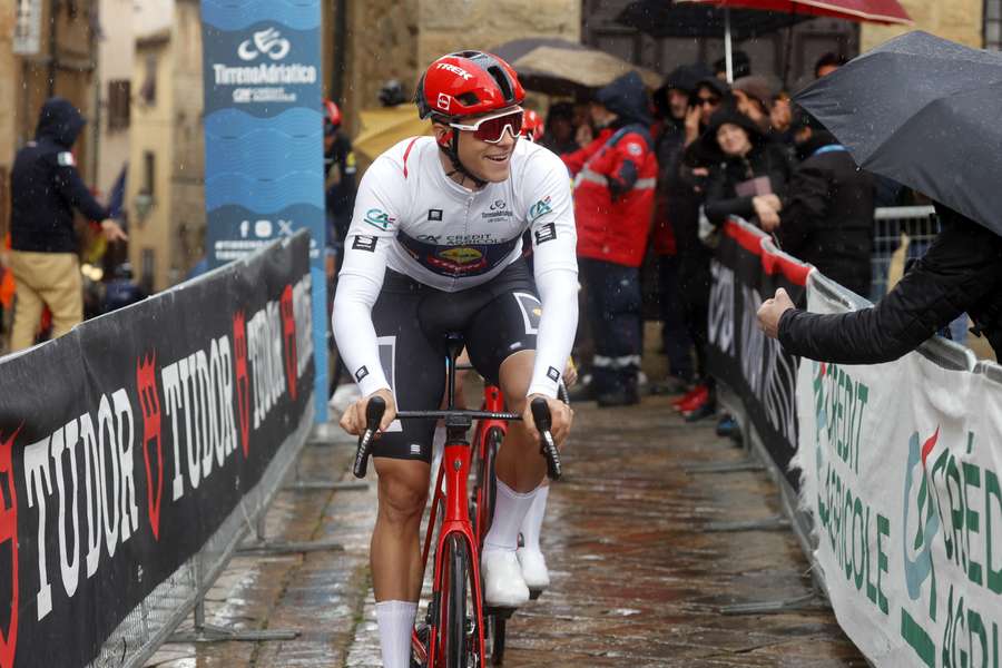 Jonathan Milan heeft in de vierde etappe van de Tirreno-Adriatico de Belg Jasper Philipsen geklopt