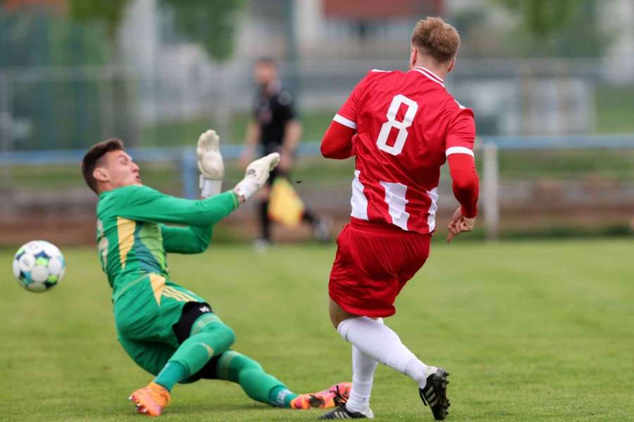 Žižkovský Josef Bazal zakončuje v utkání na Zličíně.