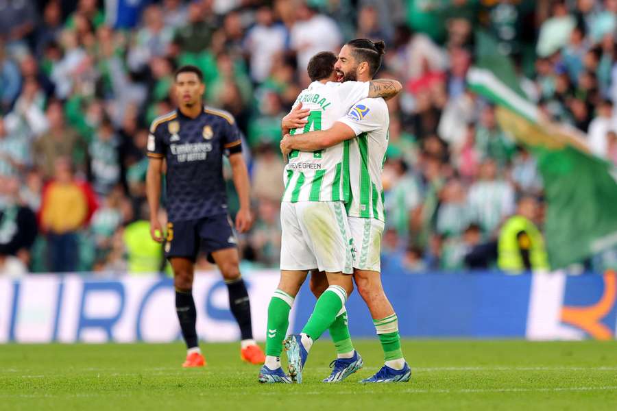 Bývalý dlouholetý záložník Realu Madrid Isco (vpravo) oslavil proti svému bývalému týmu bod.