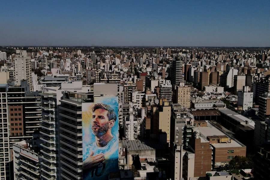 Mural przedstawiający Leo Messiego na jednym z wieżowców w Rosario