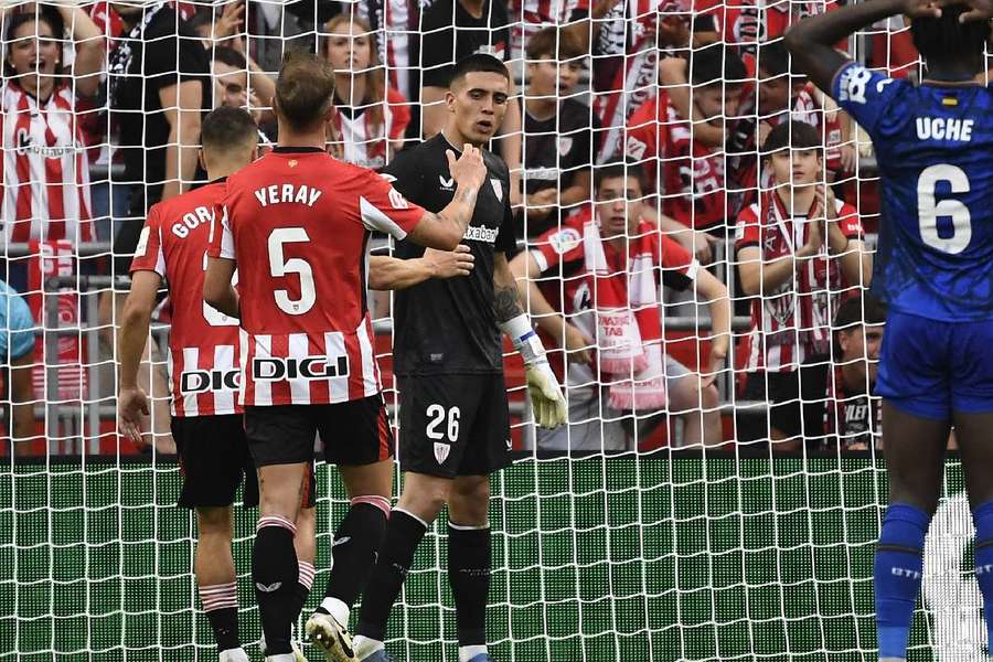 Álex Padilla siendo felicitado por sus compañeros